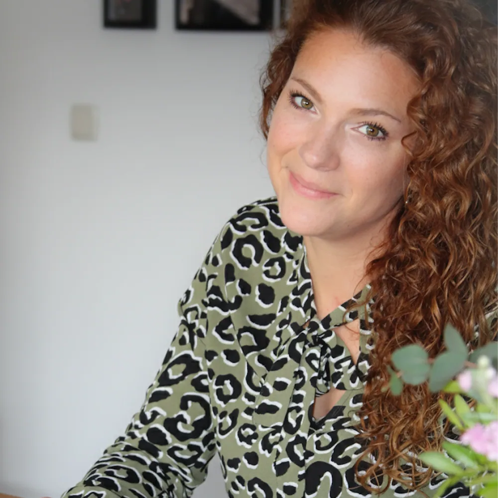 Jasmin Funk lächelt im Leoprint-Top